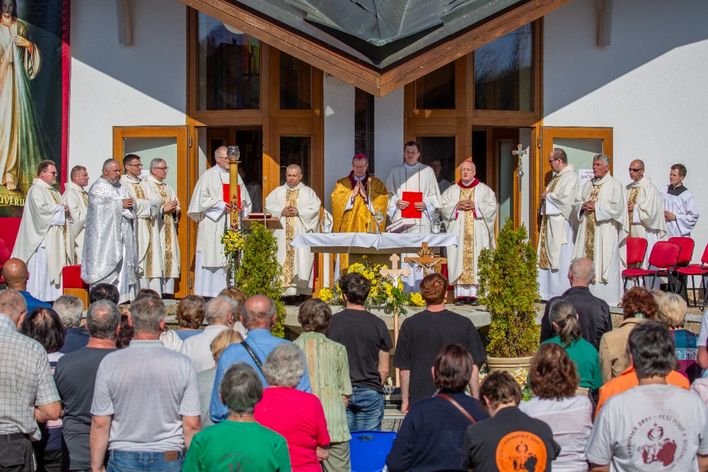 7 Hlavní mše sv. před kostelem ve Slavkovicích.jpg